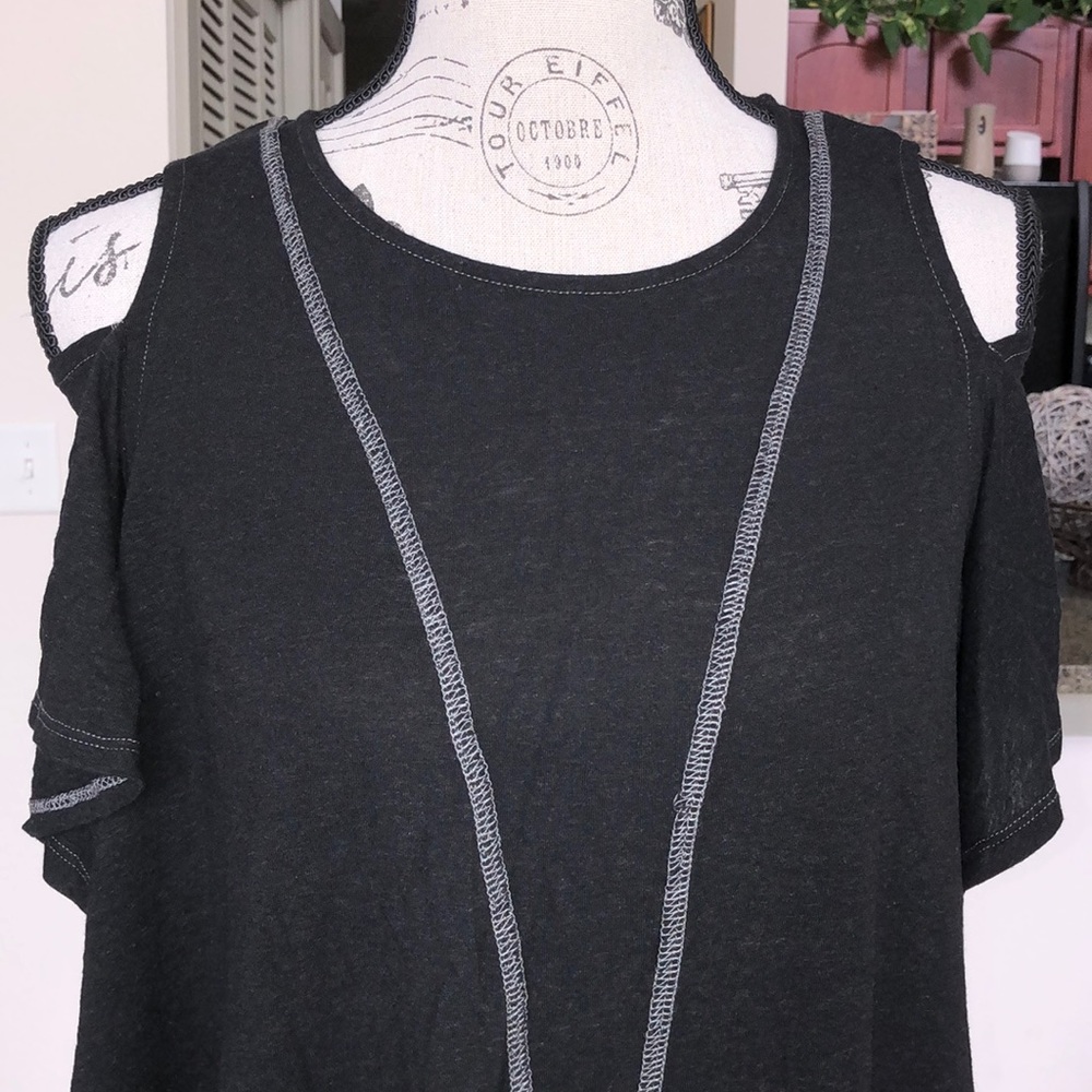 😍 Cute Cold Shoulder Top 😍 - Picture 2 of 6